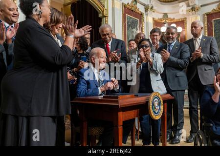 Washington, Vereinigte Staaten Von Amerika. 25. Juli 2023. Washington, Vereinigte Staaten von Amerika. 25. Juli 2023. US-Präsident Joe Biden unterzeichnet eine Proklamation zur Errichtung des Emmett Till and Mamie Till-Mobley National Monument während einer Veranstaltung im indischen Vertragsraum des Weißen Hauses am 25. Juli 2023 in Washington, DC Emmett Till, War ein 14-jähriges schwarzes Kind, das 1955 von einer weißen Mafia in Mississippi gelyncht wurde. Kredit: Adam Schultz/White House Photo/Alamy Live News Stockfoto