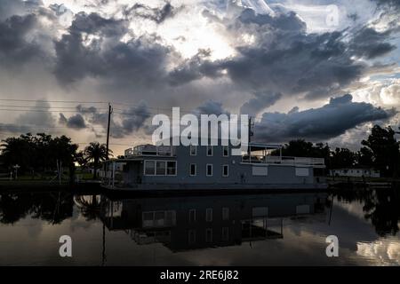 Hausboot und Wolken spiegeln sich in Bayou Lafourche. Stockfoto