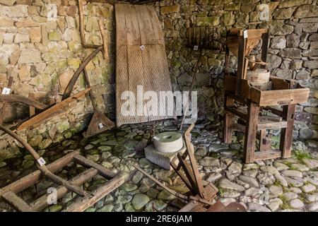 ETAR, BULGARIEN - 28. JULI 2019: Alte Holzwerkzeuge im architektonisch-ethnographischen Komplex von Etar, Bulgarien Stockfoto