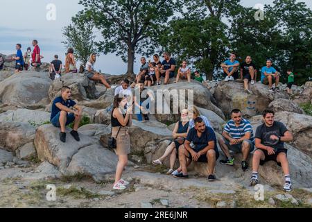 PLOWDIW, BULGARIEN - 28. JULI 2019: Die Menschen beobachten die Stadt vom Nebet Tepe Hill in Plowdiw, Bulgarien Stockfoto