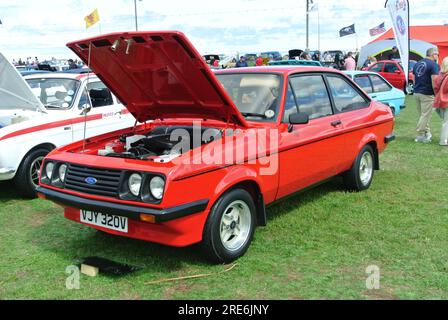 Ein Ford Escort RS2000 aus dem Jahr 1980 wurde auf der Oldtimer-Ausstellung an der englischen Riviera in Paignton, Devon, England, Großbritannien, ausgestellt. Stockfoto