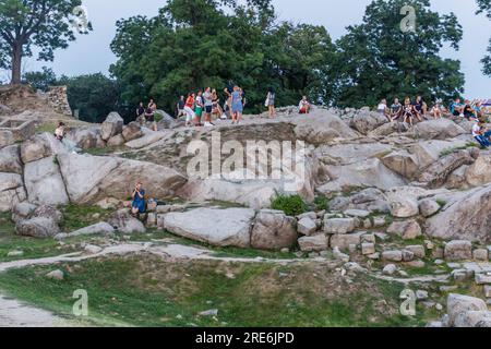 PLOWDIW, BULGARIEN - 28. JULI 2019: Die Menschen beobachten die Stadt vom Nebet Tepe Hill in Plowdiw, Bulgarien Stockfoto