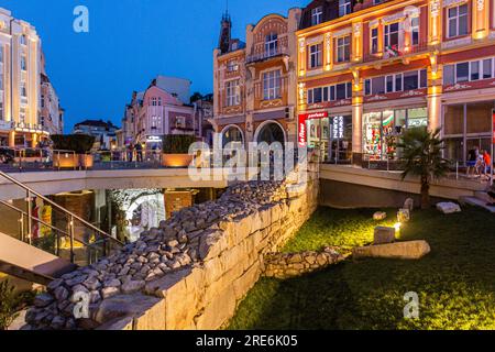 PLOWDIW, BULGARIEN - 28. JULI 2019: Antikes Stadion der Ruinen von Philipopolis unter dem modernen Plowdiw, Bulgarien Stockfoto