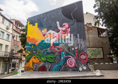 PLOWDIW, BULGARIEN - 29. JULI 2019: Graffiti an einer Wand im kreativen Viertel Kapana in Plowdiw, Bulgarien Stockfoto