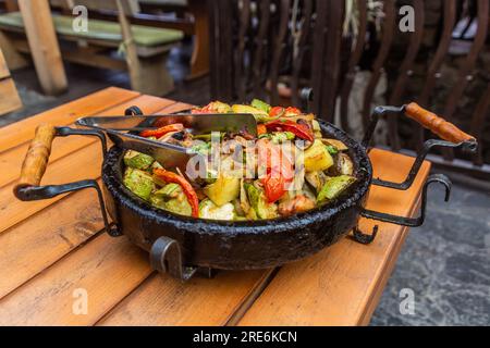 Typisch bulgarisches Essen - Gemüse, das in einem Topf namens sach gebacken wurde Stockfoto