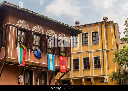 PLOWDIW, BULGARIEN - 29. JULI 2019: Verschiedene Flaggen auf einem Haus in Plowdiw, Bulgarien Stockfoto