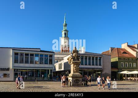 Poznań, Polen - 28. MAI 2022: Sonniger Blick von außen auf den Alten Marktplatz, umgeben von farbenfrohen, berühmten Kaufmannshäusern. Stockfoto
