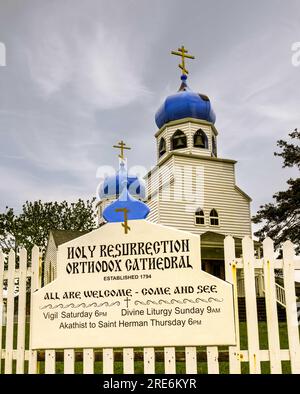 Außenansicht der historischen orthodoxen Kathedrale der Heiligen Auferstehung, eine russisch-orthodoxe Kirche in Kodiak, Alaska mit blauen Zwiebelkuppeln. Stockfoto