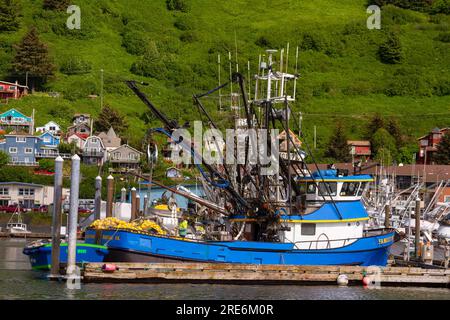 Kodiak, Alaska, USA - 12. Juli 2023: Kommerzielles Lachsfischerboot in St. Paul Harbor in Kodiak, Alaska. Stockfoto