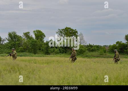 Kiew, Oblast Donezk, Ukraine. 24. Mai 2023. Soldaten des 68. Jaeger-Brigade-2.-Bataillons marschieren während des Feuertrainings vor Vuhledar durch die Felder. Die Brigade hat in den letzten Monaten an der Schlacht um Vuhledar teilgenommen. (Kreditbild: © Madeleine Kelly/ZUMA Press Wire) NUR REDAKTIONELLE VERWENDUNG! Nicht für den kommerziellen GEBRAUCH! Stockfoto