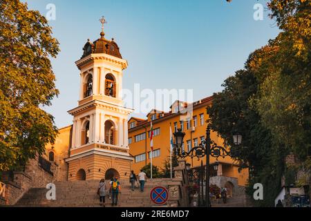 Sveta Bogoroditsa Kirche in Plowdiw, Bulgarien, beleuchtet durch sanftes Abendsonnenlicht. Die aktuelle Struktur wurde 1844 errichtet Stockfoto