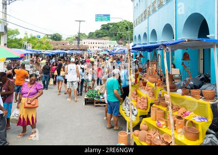 Nazare das Farinhas, Bahia, Brasilien - 08. April 2023: Während der Caxixis-Messe in den Straßen von Nazar sehen Menschen Kunst aus Keramik Stockfoto