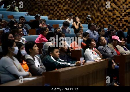 Mexiko-Stadt, Mexiko. 25. Juli 2023. 25. Juli 2023, Mexiko-Stadt, Mexiko: Mütter und Verwandte der 43 Studenten der Normal de Ayotzinapa im VI. Bericht des Iguala-Falles, am Tlatelolco University Cultural Center in Mexiko-Stadt in Mexiko-Stadt. Am 25. Juli 2023 in Mexico City, Mexiko (Foto: Luis Barron/Eyepix Group). Kredit: Eyepix Group/Alamy Live News Stockfoto