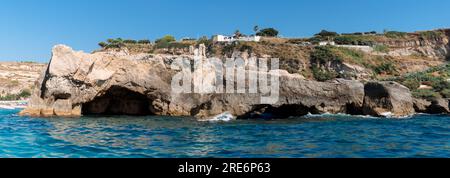 Blick auf die Küste Süditaliens. Malerische Aussicht vom Boot an sonnigen Sommertagen. Kalabrien, Scilla Ufer Stockfoto