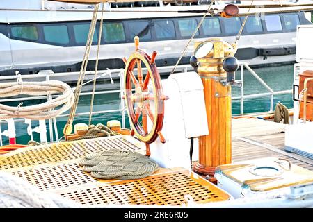 Lenkrad, Steuerstand und Lenkkompass auf einem klassischen Segeltrainingsschiff Stockfoto