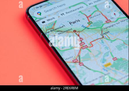 New York, USA - 21. Juli 2023: Verkehrsstau-Karte in Paris auf Smartphone-Bildschirm Nahaufnahme mit rotem Hintergrund Stockfoto