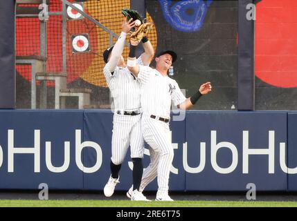 Bronx, Usa. 25. Juli 2023. New York Yankees Harrison Bader und Jake Bauers treffen sich im Yankee Stadium am Dienstag, den 25. Juli 2023 in New York City im 3. Inning gegen die New York Mets und spielen um denselben Ball. Foto: John Angelillo/UPI Credit: UPI/Alamy Live News Stockfoto