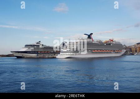 Prominente Constellation und Carnival Vista Kreuzfahrtschiffe legen im Hafen von Neapel an. Italien Stockfoto