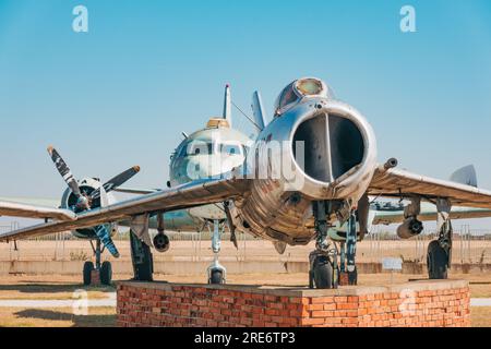 Ein historischer Kampfjet der MiG-15 im Freien im Museum of Aviation am Flughafen Plovdiv, Bulgarien Stockfoto
