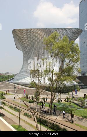 Mexiko-Stadt, Mexiko - 19. Juli 2023: Soumaya Museum auf der Plaza Carso, wo die Kunstsammlung der Carlos Slim Foundation erhalten und geschützt ist Stockfoto