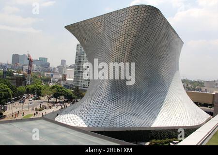 Mexiko-Stadt, Mexiko - 19. Juli 2023: Soumaya Museum auf der Plaza Carso, wo die Kunstsammlung der Carlos Slim Foundation erhalten und geschützt ist Stockfoto