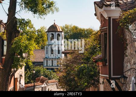 Der Turm und die Kuppel von St. Die Konstantin- und Helena-Kirche blickt durch Bäume in Plowdiw, Bulgarien. Erbaut 337 CE, einer der ältesten der Stadt Stockfoto