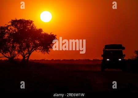 Safari-Auto bei Sonnenaufgang, Wasserloch Klein Namutoni, Etosha-Nationalpark, Namibia Stockfoto