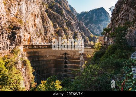 Die St.. Andrew Dam im Matka Canyon, Nordmazedonien. Erbaut 1938 zur Versorgung der umliegenden Gebiete mit Wasserkraft und Bewässerung Stockfoto