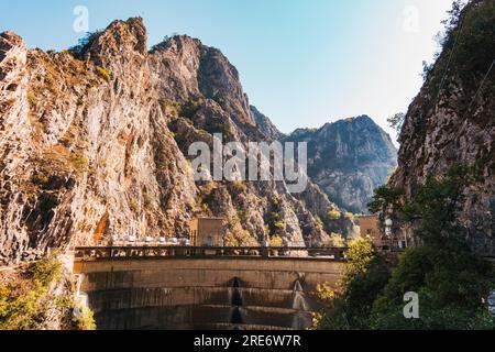 Die St.. Andrew Dam im Matka Canyon, Nordmazedonien. Erbaut 1938 zur Versorgung der umliegenden Gebiete mit Wasserkraft und Bewässerung Stockfoto
