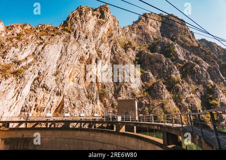 Die St.. Andrew Dam im Matka Canyon, Nordmazedonien. Erbaut 1938 zur Versorgung der umliegenden Gebiete mit Wasserkraft und Bewässerung Stockfoto
