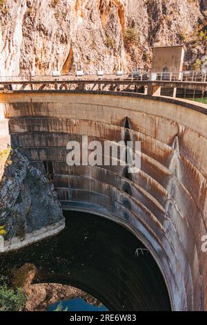 Die St.. Andrew Dam im Matka Canyon, Nordmazedonien. Erbaut 1938 zur Versorgung der umliegenden Gebiete mit Wasserkraft und Bewässerung Stockfoto
