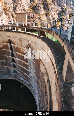 Die St.. Andrew Dam im Matka Canyon, Nordmazedonien. Erbaut 1938 zur Versorgung der umliegenden Gebiete mit Wasserkraft und Bewässerung Stockfoto