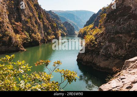 Matka-See in Nordmazedonien, im Herbst zu sehen. Der See ist ein künstliches Ergebnis der Stauung des Treska-Flusses in der Matka-Schlucht Stockfoto