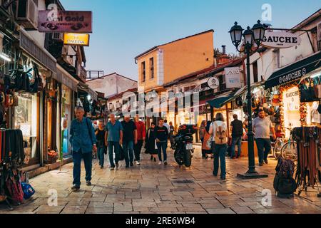 Salih Asim Straße im Alten Basar von Skopje, Nordmazedonien Stockfoto