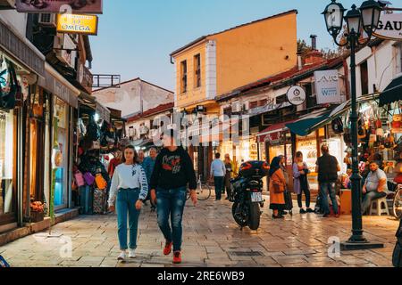 Salih Asim Straße im Alten Basar von Skopje, Nordmazedonien Stockfoto