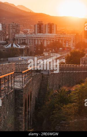 Die Sonne untergeht an Steinmauern der Festung Kale in Skopje, Nordmazedonien. Die Geschichte des Forts reicht bis ins 6. Jahrhundert n. Chr. zurück. Stockfoto