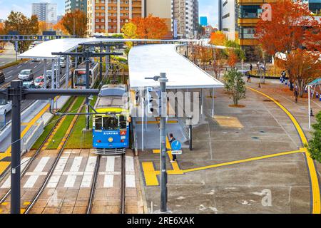 Kumamoto, Japan - Nov. 24 2022: Die Kumamoto City Tram ist eine bequeme öffentliche Verkehrsmittel, um in Kumamoto zu reisen Stockfoto