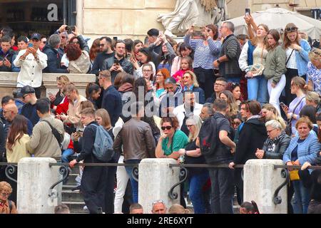 Große Menschenmassen von Touristen, die von Italienern angeschwollen sind und einen viertägigen Feiertag genießen, versammeln Sie sich zum Blick auf den Trevi-Brunnen trotz des bewölkten Wetters, April 2023. Stockfoto