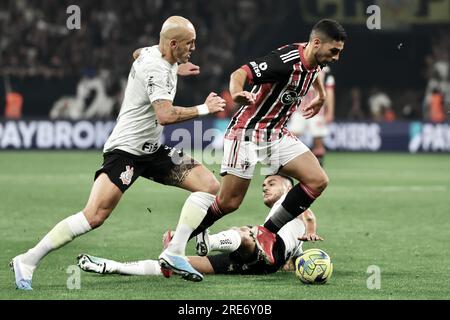 Sao Paulo, Brasilien. 25. Juli 2023. SP - SAO PAULO - 07/25/2023 - COPA DO BRASIL 2023, CORINTHIANS X SAO PAULO - Fabio Santos, ein Spieler aus Corinthians, tritt mit M. Araujo, einem Spieler aus Sao Paulo, während eines Spiels im Arena Corinthians Stadion um die Copa do Brasil Championship 2023 an. Foto: Marcello Zambrana/AGIF/Sipa USA Kredit: SIPA USA/Alamy Live News Stockfoto