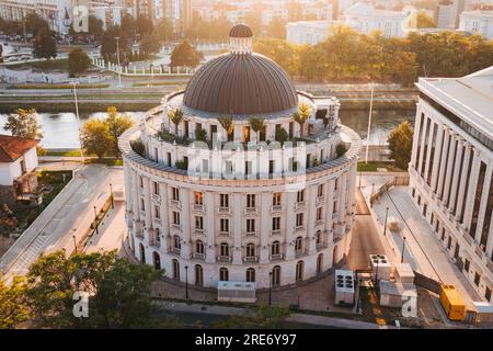 Das Verwaltungsgebäude des Ministeriums für Wasser und Kanalisation in Skopje, Nordmazedonien. Stockfoto