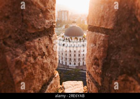 Das Verwaltungsgebäude des Department of Water and Sewer in Skopje, Nordmazedonien, durch die Mauer der Festung Kale gesehen Stockfoto