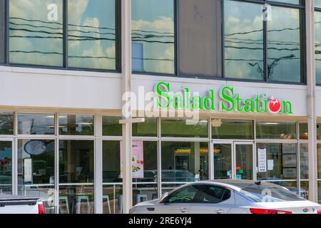 Metairie, LA, USA - 22. JULI 2023: Vorderseite der Salad Station, eine Restaurantkette, am Veterans Memorial Boulevard Stockfoto