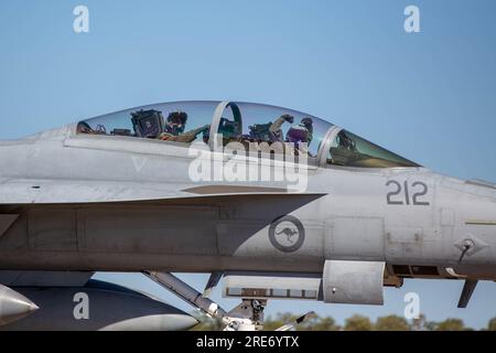 A Royal Australian Air Force (RAAF) F/A-18F Super Hornet von No. 1 Squadron, RAAF Base Amberley, Taxis zum Start während Talisman Sabre 23, am RAAF Base Tindal, Northern Territory, Australien, 22. Juli 2023. Talisman Sabre ist die größte bilaterale Übung zwischen Australien und den USA mit dieser Iteration, die das größte geografische Gebiet und die komplexesten Multi-Domain High-End-Schulungen zwischen den USA umfasst Air Force und Royal Australian Air Force als je zuvor. (USA Air Force Foto von 1. LT. Robert H. Dabbs) Stockfoto