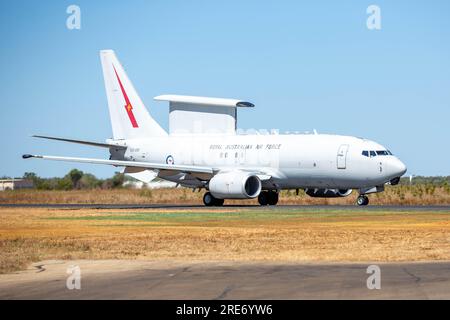 Ein Royal Australian Air Force (RAAF) E-7A Wedgetail von Squadron No. 2, RAAF Base Williamtown, Taxis zum Start während Talisman Sabre 23, am RAAF Base Tindal, Northern Territory, Australien, 22. Juli 2023. Talisman Sabre ist die größte bilaterale Übung zwischen Australien und den USA mit dieser Iteration, die das größte geografische Gebiet und die komplexesten Multi-Domain High-End-Schulungen zwischen den USA umfasst Air Force und Royal Australian Air Force als je zuvor. (USA Air Force Foto von 1. LT. Robert H. Dabbs) Stockfoto