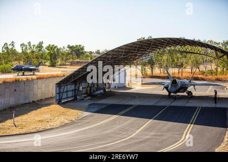 Eine Royal Australian Air Force (RAAF) F-35A Lighting II aus dem Geschwader Nr. 75, Taxis in den USA Air Force F-22 Raptor vom 199. Air Expeditionary Squadron, bekannt als Hawaiian Raptors Squadron, bestehend aus den 19. und 199. Fighter Squadrons, als Teil von Talisman Sabre 23, auf der RAAF Base Tindal, Northern Territory, Australien, 23. Juli 2023. Talisman Sabre ist ein US-amerikanischer Gemeinsam gesponserte Übung des Kommandos Indo-Pacific und der australischen Verteidigungskräfte, die in Kriegsszenarien trainiert wird, um Kampftraining, Einsatzbereitschaft und Interoperabilität in den USA und Australien zu verbessern. (USA Die Luftwaffe Stockfoto