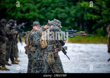 US-Marines und Matrosen bei den Marine Forces South und Fox Company, 2. Bataillon, 25. Marineregiment, 4. Division, Marine Forces Reserve, Führen Sie während der Tradewinds 23 im Camp Seweyo, Guyana, am 22. Juli 2023 eine Schulung für fortgeschrittene Kampfkunst durch. Tradewinds ist ein US-amerikanisches Unternehmen Vom Southern Command gesponserte Übung zur Stärkung von Partnerschaften und Interoperabilität, zur Förderung der Menschenrechte sowie zur Erhöhung der Schulungskapazitäten aller Teilnehmer und zur Minderung, Planung und Reaktion auf Krisen- und Sicherheitsbedrohungen (USA Marinekorps Foto von Kapitän Mark Andries) Stockfoto