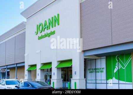 Metairie, La, USA - 22. Juli 2023: Vor dem Joann Fabric and Crafts Store im Wilshire Plaza Shopping Center Stockfoto