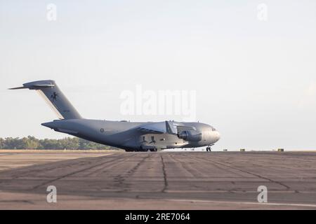 Ein Flugzeug der Royal Australian Air Force C-17A Globemaster III mit Geschwader Nr. 36, Flügel Nr. 86, Air Mobility Group, Taxis auf der Landebahn zur Vorbereitung der Übung Talisman Sabre 23 auf der Royal Australian Air Force Base Darwin, Northern Territory, Australien, 20. Juli 2023. Talisman Sabre ist die größte bilaterale Militäraktion zwischen Australien und den Vereinigten Staaten, mit multinationaler Beteiligung, die einen freien und offenen Indo-Pacific vorantreibt, indem die Beziehungen und die Interoperabilität zwischen den wichtigsten Alliierten gestärkt werden und unsere kollektiven Fähigkeiten verbessert werden, auf eine breite Palette potenzieller Sicherheiten zu reagieren Stockfoto