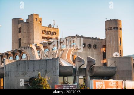 Das ungewöhnlich aussehende Zentralpostamt in Skopje, Nordmazedonien. Ein skurriler, brutalistischer Architekturstil, der 1989 fertiggestellt wurde Stockfoto