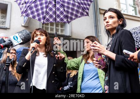 Joanna (R), eine Frau, die ihre Schwangerschaft mit einer Abtreibungspille abbrach, und ihre Anwältin Kamila Ferenc (L), die während der Demonstration gesehen wurde. Der Protest fand vor einem Polizeibüro im Zentrum von Krakau statt. Joanna aus Krakau stoppte ihre Schwangerschaft zu Hause und fühlte sich unwohl, ging sie in ein Krankenhaus. Im Krankenhaus beschlagnahmte die Polizei ihre Sachen und führte eine Leibesvisitation durch. Die Polizei wird von Wahlkämpfern beschuldigt, gegen das Gesetz zu handeln. Für die Aktivisten wird der Fall zu einem Vorzeigeprojekt, um Fälle von Frauenmissbrauch hervorzuheben. Stockfoto